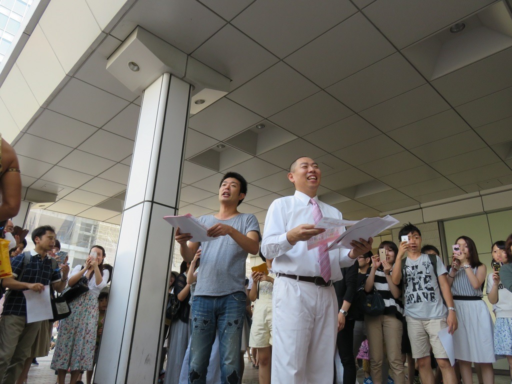 「一発屋総選挙」のチラシを配るレギュラー。