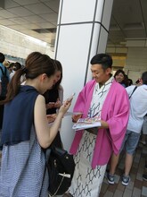 「一発屋総選挙」のチラシを配る天津・木村。