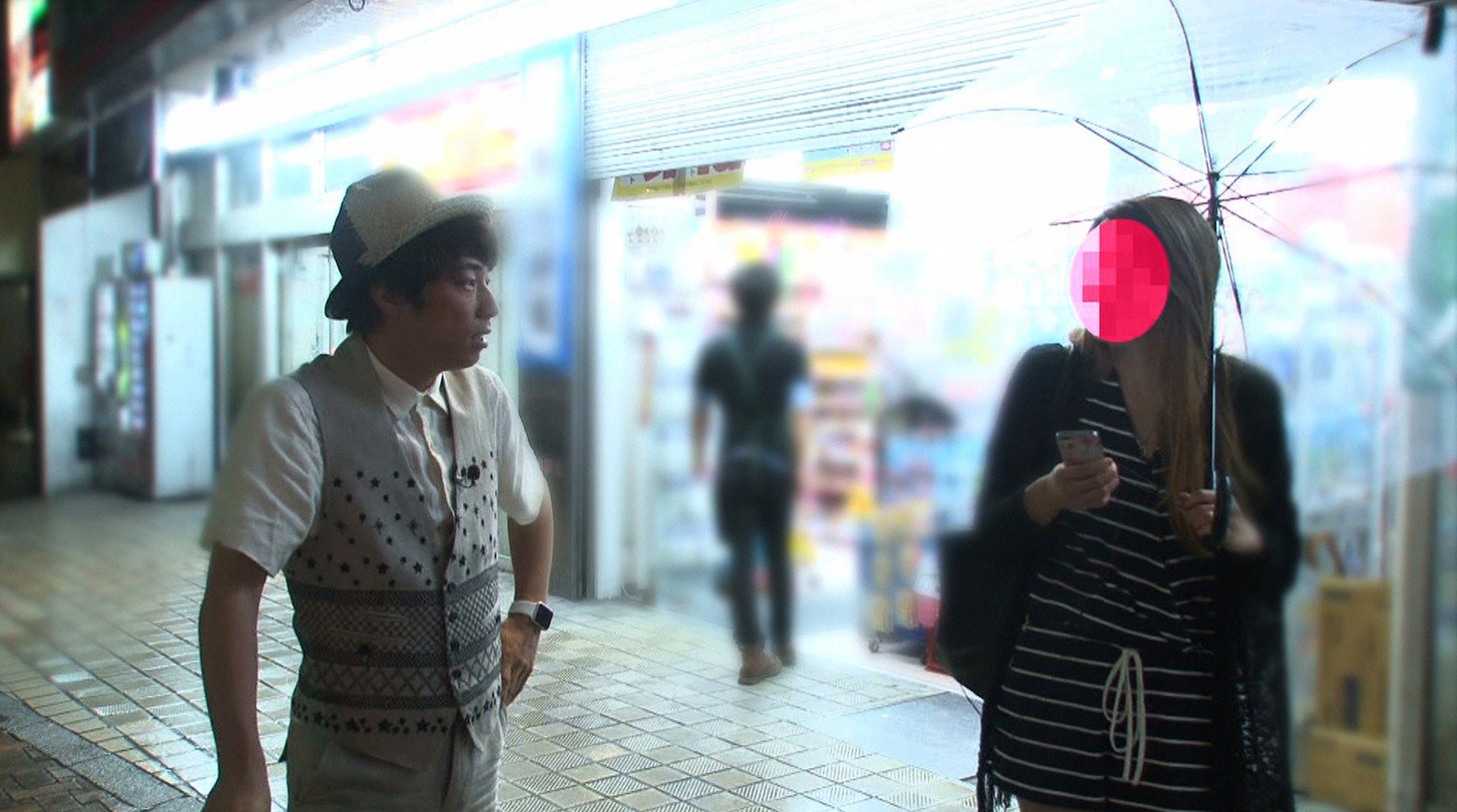 「1人飲み女子にで声かけて×××」で飲み屋にいる女性の実態を調査するロンドンブーツ1号2号・淳（左）。