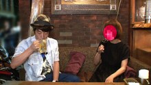 「1人飲み女子にで声かけて×××」で飲み屋にいる女性の実態を調査するロンドンブーツ1号2号・淳（左）。