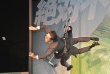 風速30メートルの空中スタントを体験するNON STYLE井上。