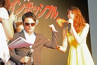 トム・クルーズふうのお面を付け、謎のスパイ“イーさん”として登場したNON STYLE井上（左）と森星。