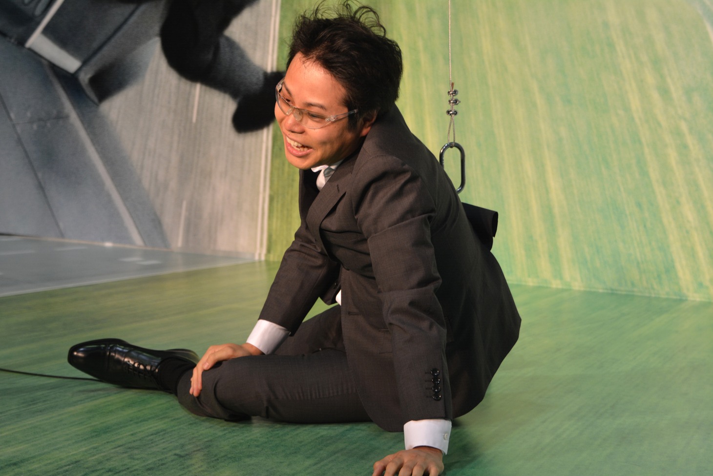 風速30メートルの空中スタントを体験した直後のNON STYLE井上。