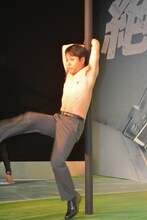 腹筋を使った脱出アクションに挑戦するNON STYLE井上。