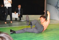 ポールの摩擦で背中を痛めるNON STYLE井上裕介。