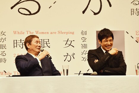 ビートたけし（左）に「高いサバ缶」とキャッチコピーを付けられ、笑う西島秀俊（右）。