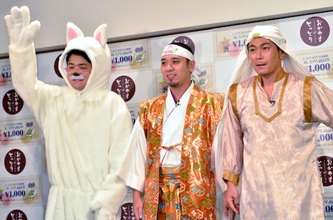 （左から）岡山にちなみ「桃太郎」をイメージした扮装の千鳥と、鳥取の砂丘をイメージした民族衣装・カンドゥーラで登場したココリコ遠藤。