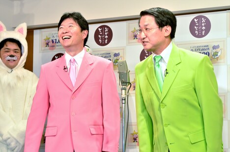 岡山県の伊原木知事（左）、鳥取県の平井知事（右）による漫才のワンシーン。左端は千鳥ノブ。