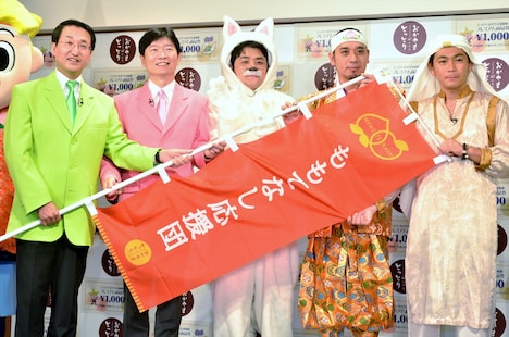 「ももてなし応援団」ののぼり旗を掲げる一同。