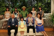 （後列左から）青山あみ、彩乃、三浦豪太、紗來乙生、鈴木友菜（前列左から）三浦雄一郎、小林星蘭、南原清隆、須黒清華。 (c)テレビ東京