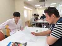 ネタ合わせをするPOISON GIRL BAND吉田とスピードワゴン井戸田（左から）。