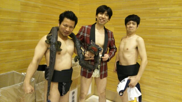 千葉県市川市で行われた地方巡業に瞬間メタルとともに赴いたねづっち（中央）。