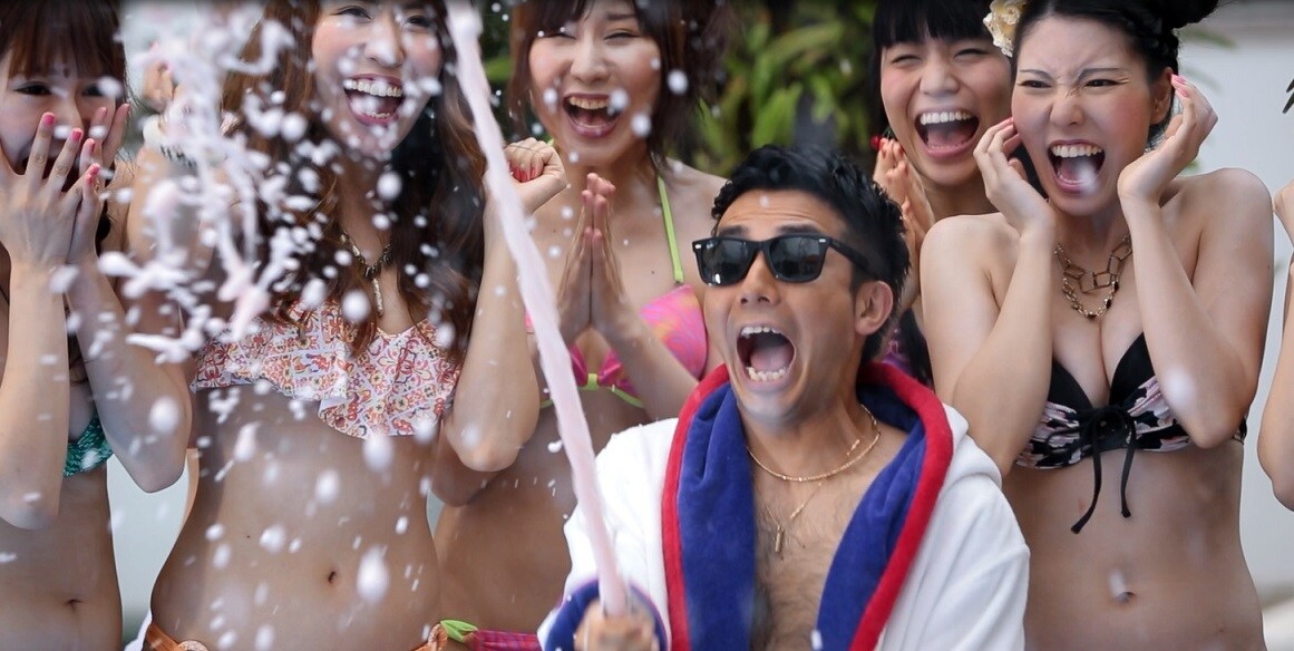 ミックスCD「サマパ！Summer Party mixed by DJ和」のCMのワンシーン。