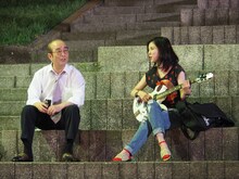 「となりのシムラ」に出演する（左から）志村けん、松岡茉優。(c)NHK