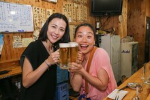 東京・赤羽で“昼ベロ”を体験する木村佳乃といとうあさこ（左から）。(c)関西テレビ