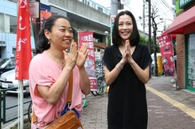 東京・赤羽で“昼ベロ”ロケをするいとうあさこと木村佳乃（左から）。(c)関西テレビ