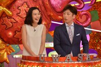 「発見！ウワサの食卓」MCの木村佳乃とフットボールアワー後藤（左から）。(c)関西テレビ