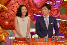 「発見！ウワサの食卓」MCの木村佳乃とフットボールアワー後藤（左から）。(c)関西テレビ