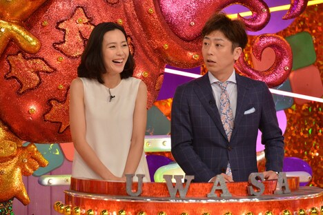「発見!ウワサの食卓」MCの木村佳乃とフットボールアワー後藤(左から)。(c)関西テレビ