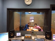 インターネットラジオ「松任谷由実はじめました」の収録を行う松任谷由実とネプチューン堀内（左から）。