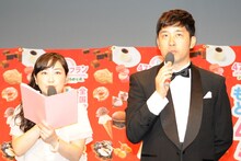 MCを務めた武内由紀子（左）とあべこうじ（右）。