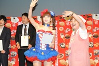 ステージ上での記念撮影に応じる▼さゆり。