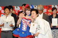 ステージ上での記念撮影に応じる▼さゆり。