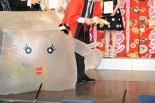 ステージの端で座って待機するわらび舞妓ちゃん