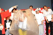 岡山県倉敷市を応援するゆるキャラ・シラカベーノを見つけ「誰やー！」と叫ぶわらび舞妓ちゃん。