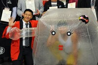 チョコレートプラネット扮する西陣織夫（左）と、わらび舞妓ちゃん（右）。