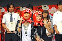 タコを被って記念撮影に応じる野沢直子。