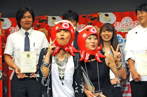 タコを被って記念撮影に応じる野沢直子。