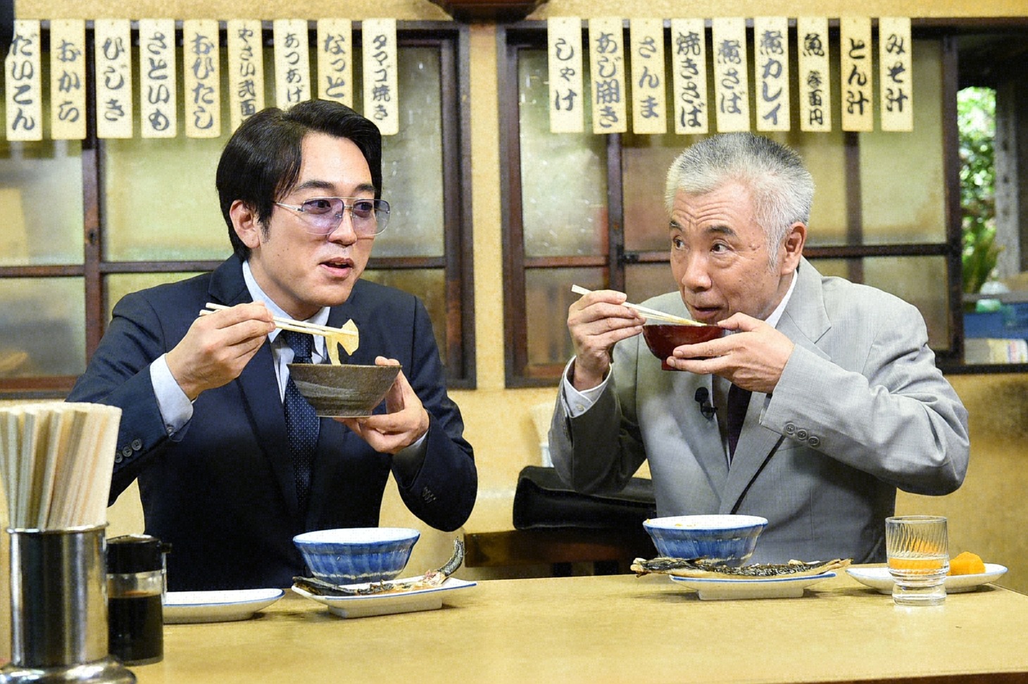 イッセー尾形（右）と安住紳一郎TBSアナウンサー（左）。(c)TBS