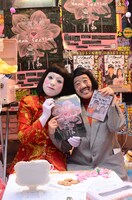 ラムタラデジタルメディア館でDVDの販売会を開催した朱美ちゃん3号と細貝さん（左から）。
