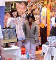 ファンのリクエストに応えて着替えてみせる朱美ちゃん3号（左）。