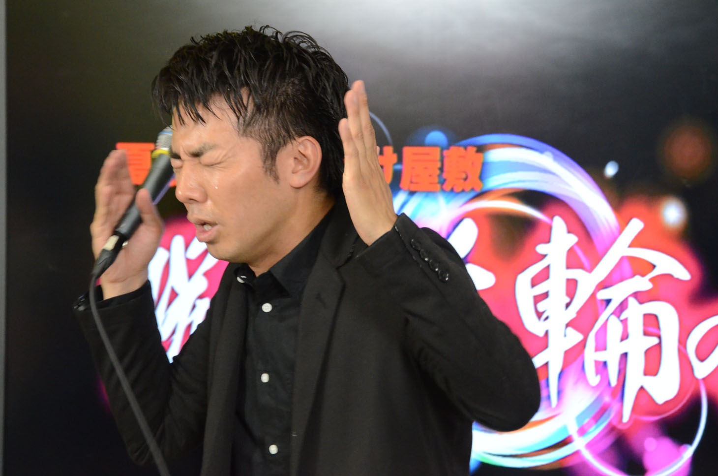恐怖を語る綾部。