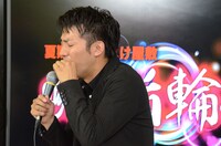 体験中、自身の歯にしがみついていたことについて説明する綾部。