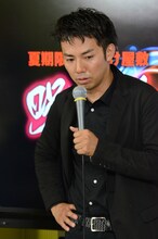 汗びっしょりでぐったりした様子のピース綾部。