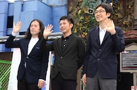 ピースと「呪い指輪の家」プロデューサーの五味弘文氏（左から）。