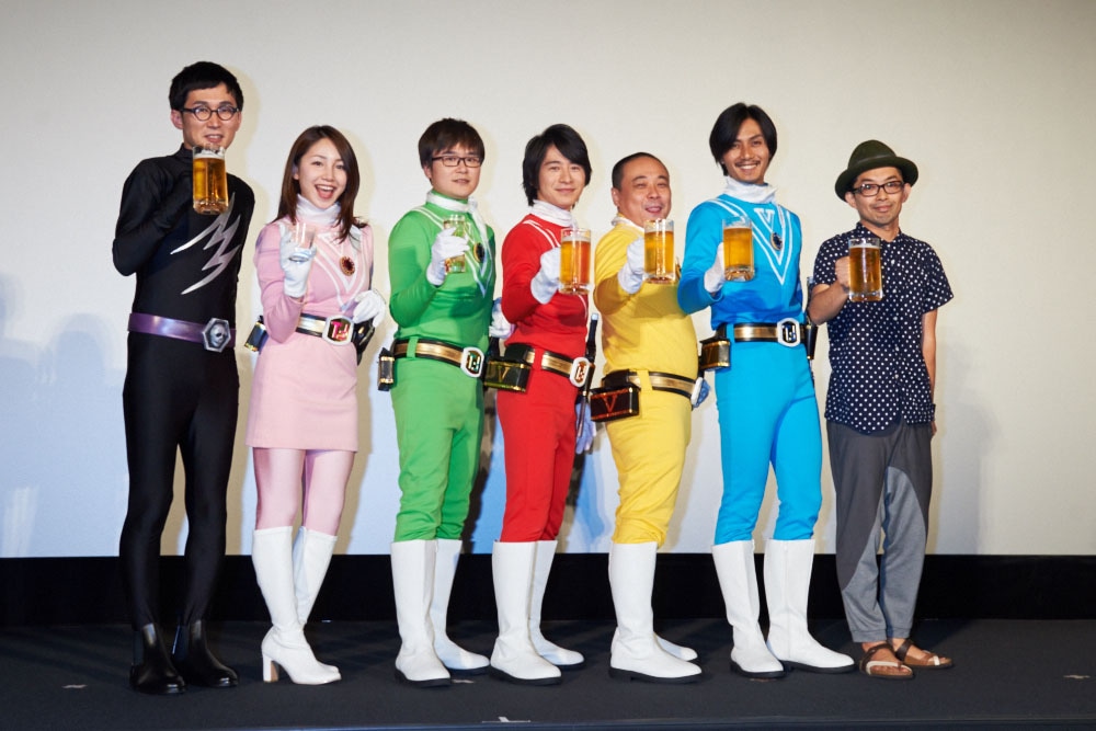 「新★乾杯戦士 アフターV」完成披露大宴会に出席した、シソンヌじろう、吉川友、ラバーガール飛永、村井良大、バッファロー吾郎A、加藤和樹、細川徹監督（左から）。(c)「新★乾杯戦士アフターV」製作委員会