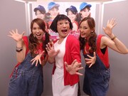 MK-twintyに囲まれるすっちー（中央）。