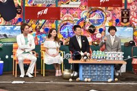 （左から）狩野英孝、河北麻友子とMCの雨上がり決死隊。(c)テレビ朝日