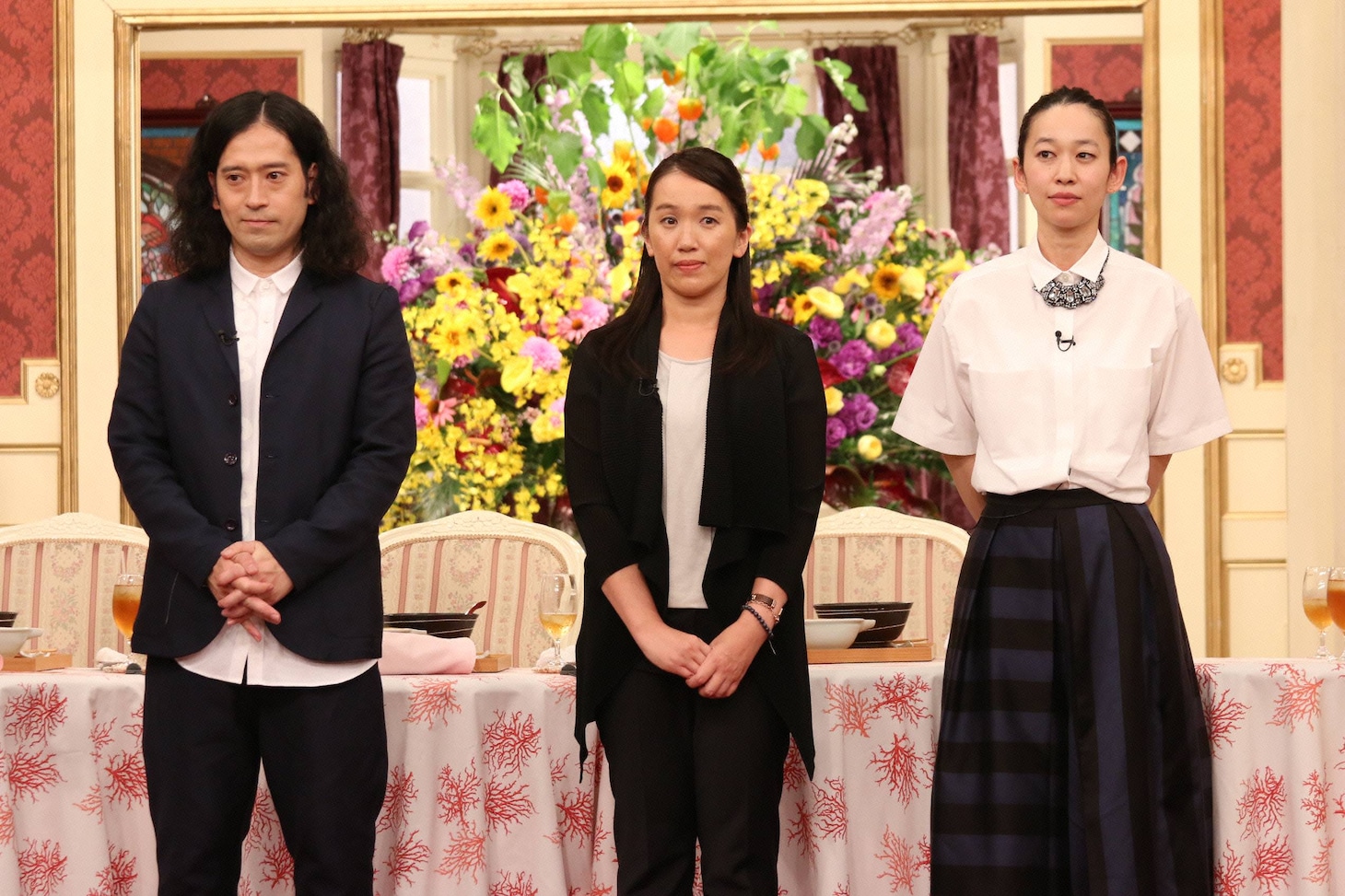 「SMAP×SMAP」の「ビストロSMAP」にゲスト出演する（左から）ピース又吉、湊かなえ、西加奈子。(c)フジテレビ