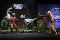 恐竜に扮した藤田（左）を捕獲しようとする石田（右）。