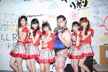 夢みるアドレセンスとGONZO（右から3人目）。