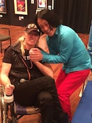 ラッセン(左)と対面した永野(右)。