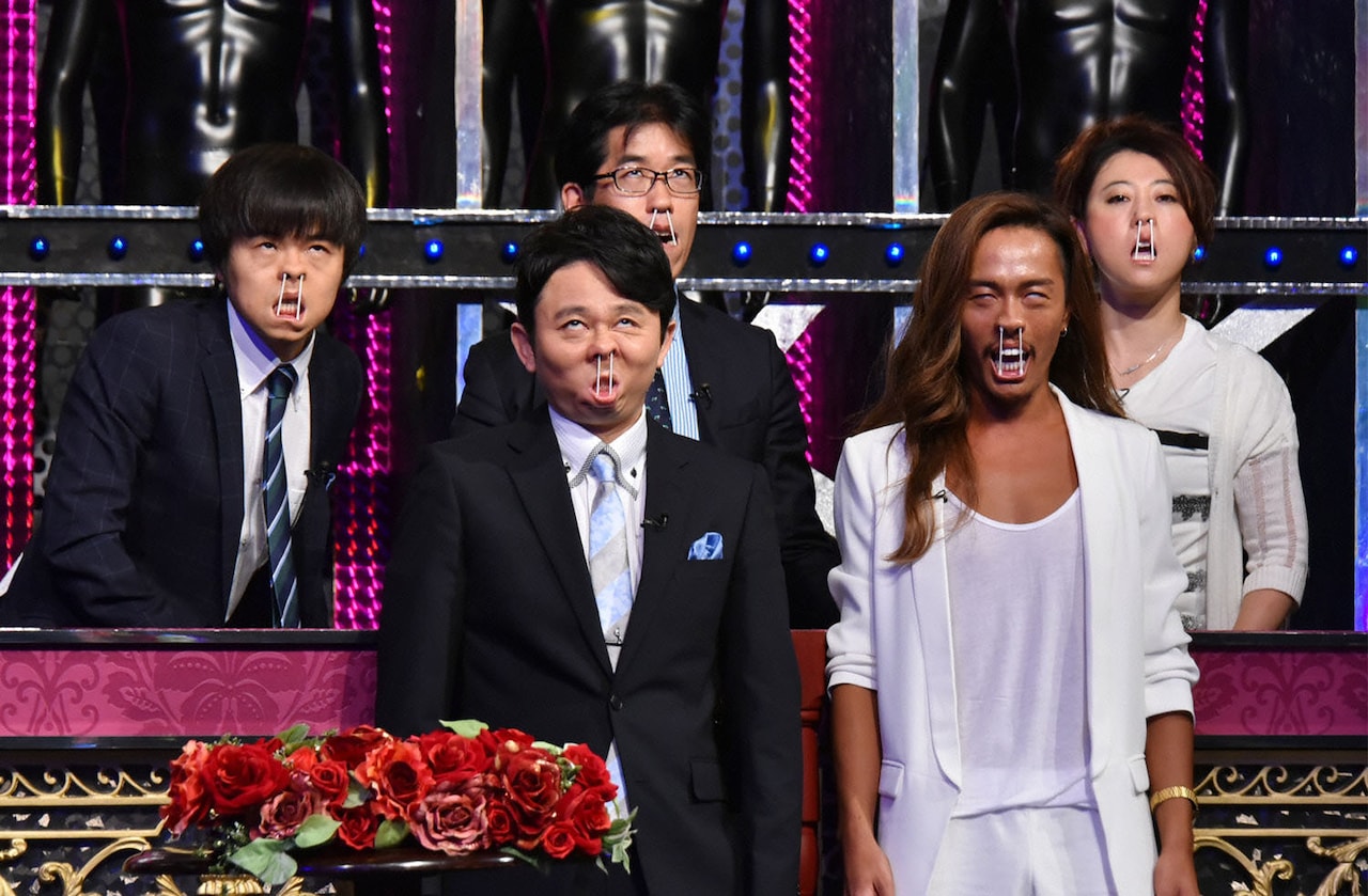 変顔を披露するバカリズム、有吉弘行、岸博幸、JunJun、友近（左から）。(c)日本テレビ