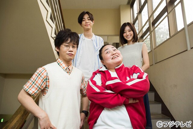 ドラマ「ブスと野獣」出演者。（後段左から）成田凌、逢沢りな、（前段左から）矢本悠馬、おかずクラブ・ゆいP。