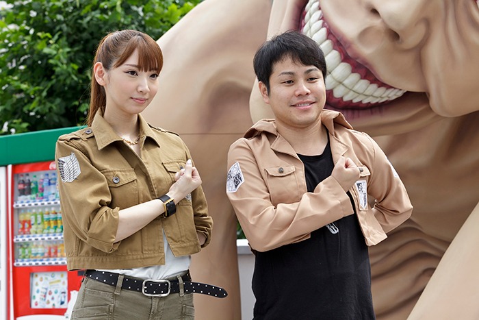 敬礼のポーズを取る井上麻里奈とNON STYLE井上（写真左より）。