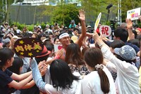 レッドカーペットを歩いて登場した春日。